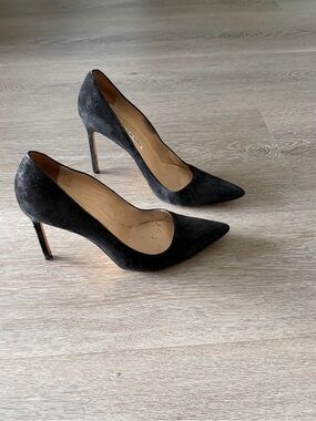 Authentic Manolo Blahnik Classic Black Pointed-Toe suede Stiletto Pumps
